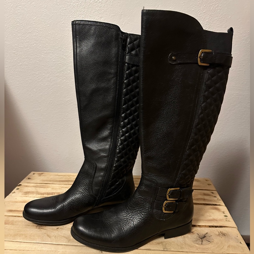Naturalized 5M boots. Only worn once, very quality, perfect condition.